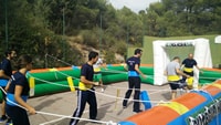 Diversión con Futbolin humano humano 